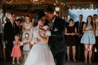 Nowożeńcy na pierwszy taniec wybrali niesamowitą piosenkę z lat 80. Goście nie mogli oderwać od nich oczu