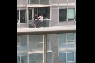 Przeszedł gzymsem na bloku, żeby ratować kota z innego balkonu