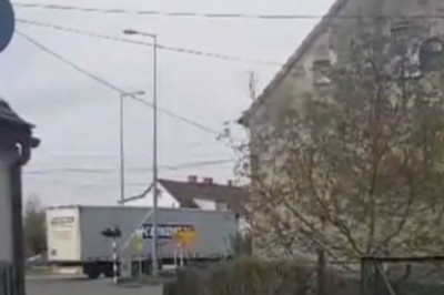 Porobiony kierowca TIRa wjechał pod pociąg w Świebodzinie - nagranie ze zdarzenia