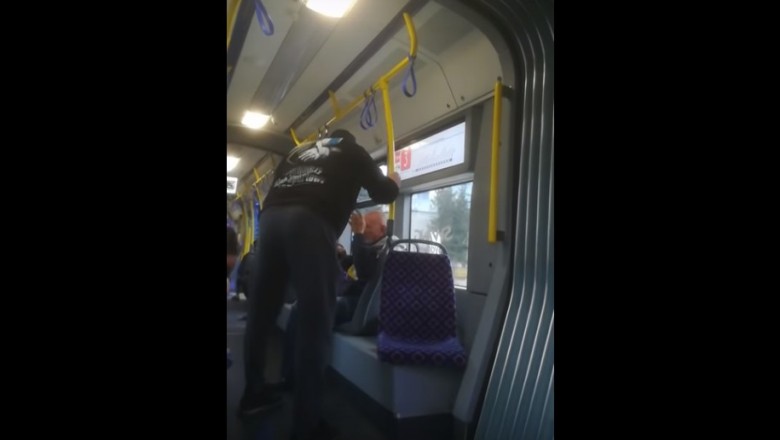 Seba pobił dziadka w tramwaju w Bydgoszczy. Wszystko nagrał świadek zdarzenia