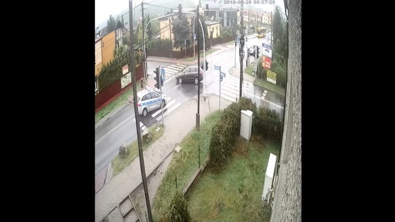 Nagranie z kolizji policyjnego radiowozu w Katowicach. Konkretnie polecieli