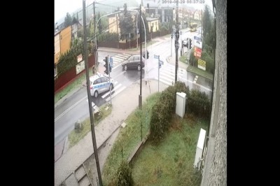 Nagranie z kolizji policyjnego radiowozu w Katowicach. Konkretnie polecieli 
