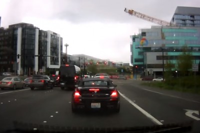 Moment przewrócenia się żurawia wieżowego na drogę pełną samochodów 