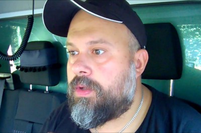 Misza rozwalił system. Tak wyglądała rozmowa z szefem podczas jazdy