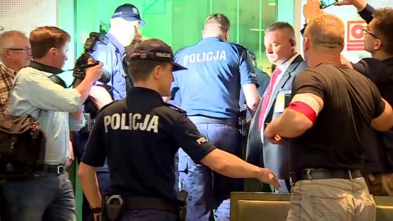Poniosło gościa. Próbował wyrwać pistolet policjantowi na sali sądowej