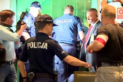 Poniosło gościa. Próbował wyrwać pistolet policjantowi na sali sądowej 
