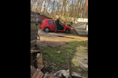 Konkretna petarda kontra VW Polo. Takiego efektu się nie spodziewali