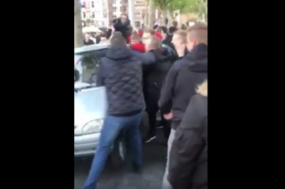 Wkurzony ziomek powstrzymuje kibiców przed wywróceniem auta