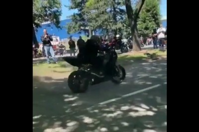 Kiedy chcesz zrobić popis na motocyklu, ale Twój motor wie lepiej co ma robić