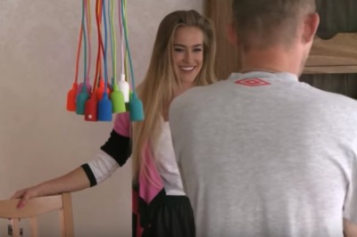 Fajna blondyna bajeruje fachowca na remoncie. Gość tak się podjarał, że nie wiedział co robić 