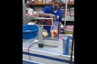 Sprzedawca w sklepie i jego mistrzowskie ważenie. Klient nie mógł ogarnąć co on robi