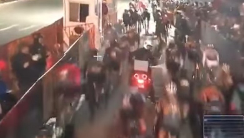 Motocyklista kontra kolarze. Lepszego miejsca nie mógł wybrać na zaparkowanie