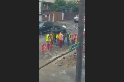 Takiej grupowej pracy robotników to chyba jeszcze nikt nie widział