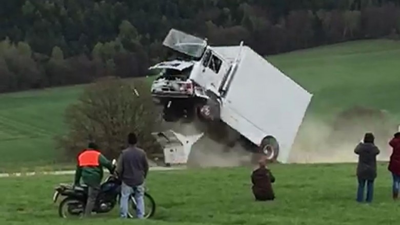 Hardkorowy test zderzeniowy. Wsiadł do ciężarówki i walnął w beton