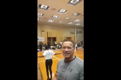 Wjechał kopniakiem w Arnolda Schwarzeneggera. Co mu odwaliło?