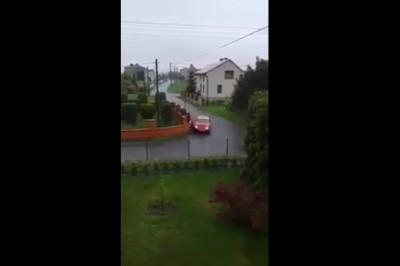 Gość nagrał wypadek podczas rajdu. Wjechali mu prosto na podwórko