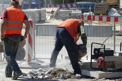 W upały nie mogli pracować w krótkich spodenkach. Na 2 dzień szef popłakał się ze śmiechu na ich widok