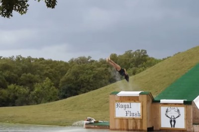 Gorzej nie mogła tego zrobić. Hardcorowy zjazd z ogromnej zjeżdżalni 