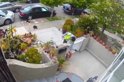 Chyba najbardziej perfidny kurier jakiego widzieliście. Totalne przegięcie w pracy