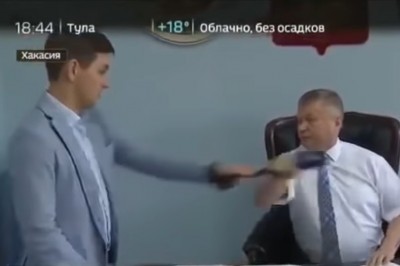 Urzędnik rzucił się z łapami na reportera podczas kręcenia programu 