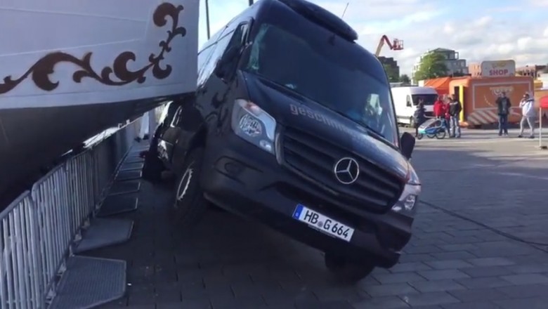 Wypływający statek kontra Mercedes zaparkowany na nabrzeżu