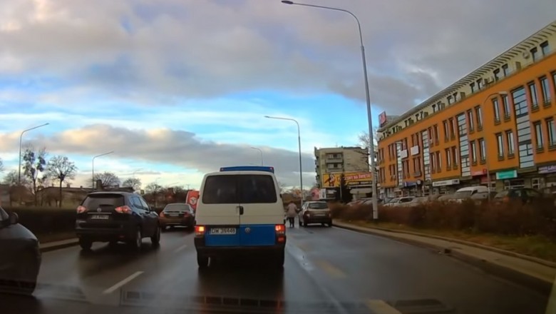 Zaparkowała sobie auto na drodze i poszła na zakupy. Mistrzowska akcja we Wrocławiu