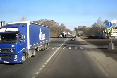 Nagranie wypadku TIRów i osobówki. Tak się kończy brak uwagi na drodze 