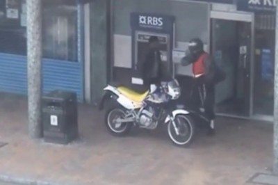 Policyjne nagranie ze złapania cwaniaków bankowych na gorącym uczynku