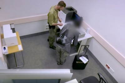 Celnik na polskim lotnisku przyłapał gościa z fałszywym paszportem - nagranie z zajścia 