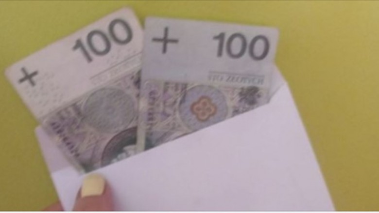 Na komunię dla chrześniaka dała tyle na ile było ją stać. Rodzice stwierdzili, że to za mało