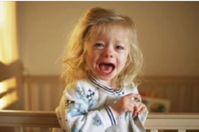 Zostawiła córeczkę pod opieką partnera. Gdy wraca do domu, dziecko zanosi się od płaczu