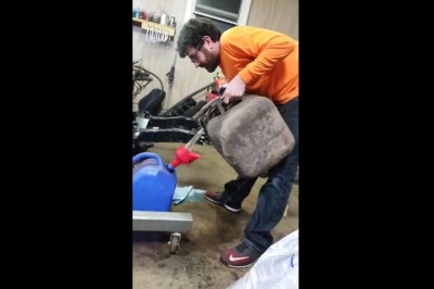 Typ podpalił swój garaż podczas przelewania benzyny do kanistra. Kolega wszystko nagrał