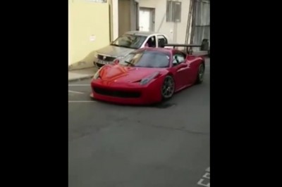 Jak w kilka sekund zniszczyć swoje Ferrari podczas parkowania