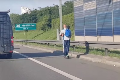 We dwóch na jednej hulajnodze elektrycznej po drodze ekspresowej S8