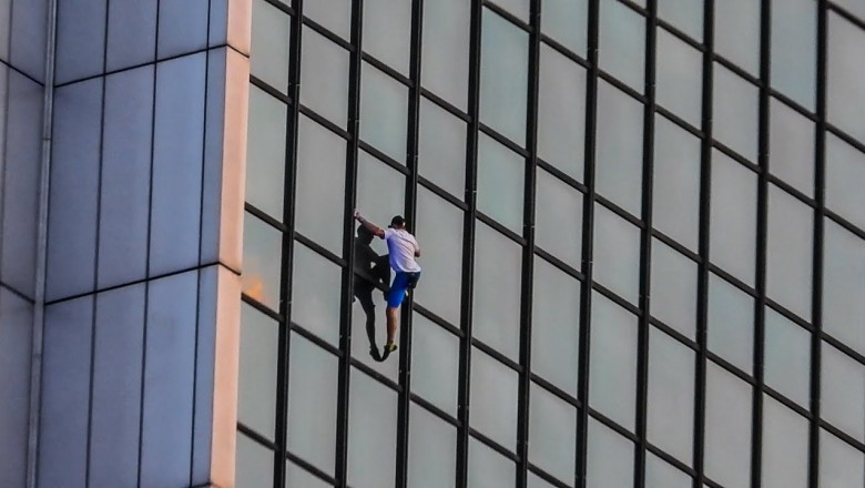 Gość i jego wspinaczka bez zabezpieczeń po ścianie Hotelu Marriott w Warszawie