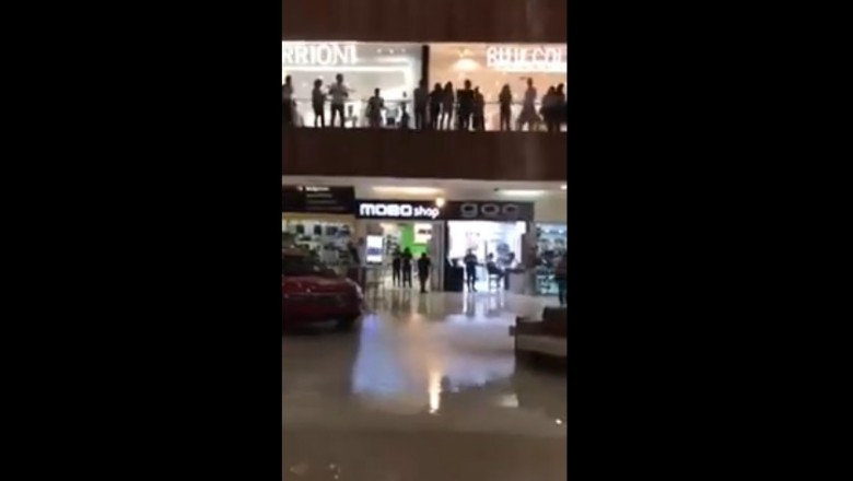 Przeciekający dach w centrum handlowym i śmieszki, którzy wykorzystali sytuację
