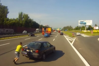 Stał na środku i nikt mu nie pomógł. Tylko jeden gość wyskoczył ze swojego auta