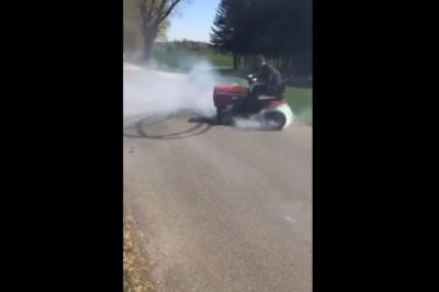 Myślisz, że widziałeś kozacki traktorek? Zobacz co gość wyprawia tym