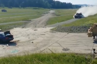 Rozpędzony czołg kontra samochód. Tak się bawią żołnierze 