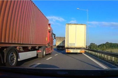 Typowy Janusz kierowca i jego przepychanki TIRem na autostradzie 