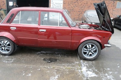 Fiat 125p z silnikiem V8 od Forda Mustanga. Brzmi pięknie 
