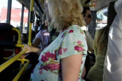 Ciężarna zasłabła w autobusie bo nikt jej nie ustąpił. Komentarze siedzących kobiet wywołały u niej łzy