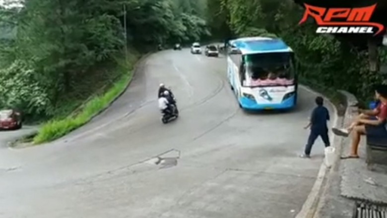 Kierowca autobusu wyskoczył w trakcie jazdy. Niebezpieczna akcja na zakręcie