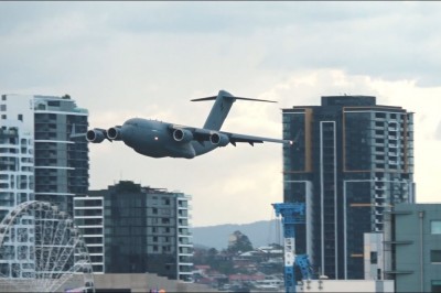 Portki musieli mieć pełne. Nagrali samolot lecący na wprost biurowca