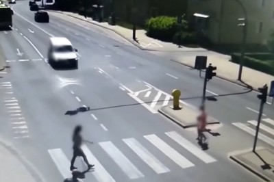 Potrącenie matki z 5-letnim dzieckiem na pasach w Olsztynie - nagranie