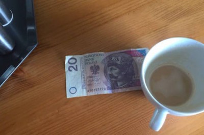 Dała kelnerce 20 zł napiwku. Jak usłyszała jej komentarze to zażądała zwrotu