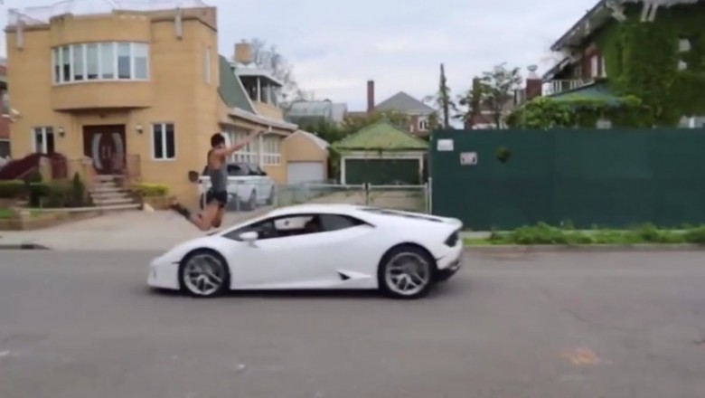 Jak ściągnąć buty za pomocą Lamborghini? Ten gość to sprawdził