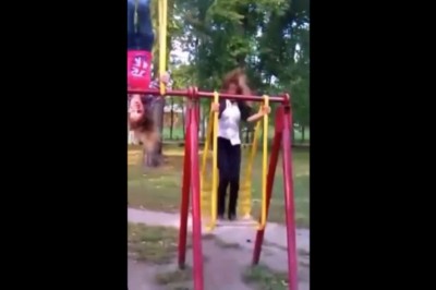 Dziewczyna pokazała hardcorowe huśtanie na huśtawce 