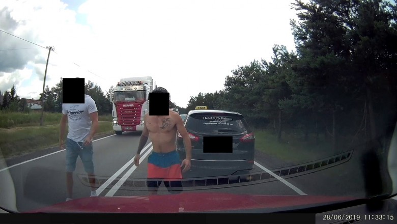 Agresywny taksówkarz rzuca się do kierowców. Popis chamstwa