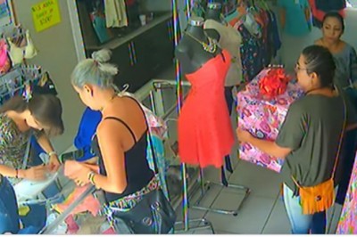 Obejrzyj to nagranie i nie odrywaj oczu od prezentu. Tak się okrada sklepy z odzieżą